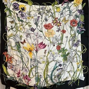 NWT Silk AUTHENTIC Gucci floral scarf.